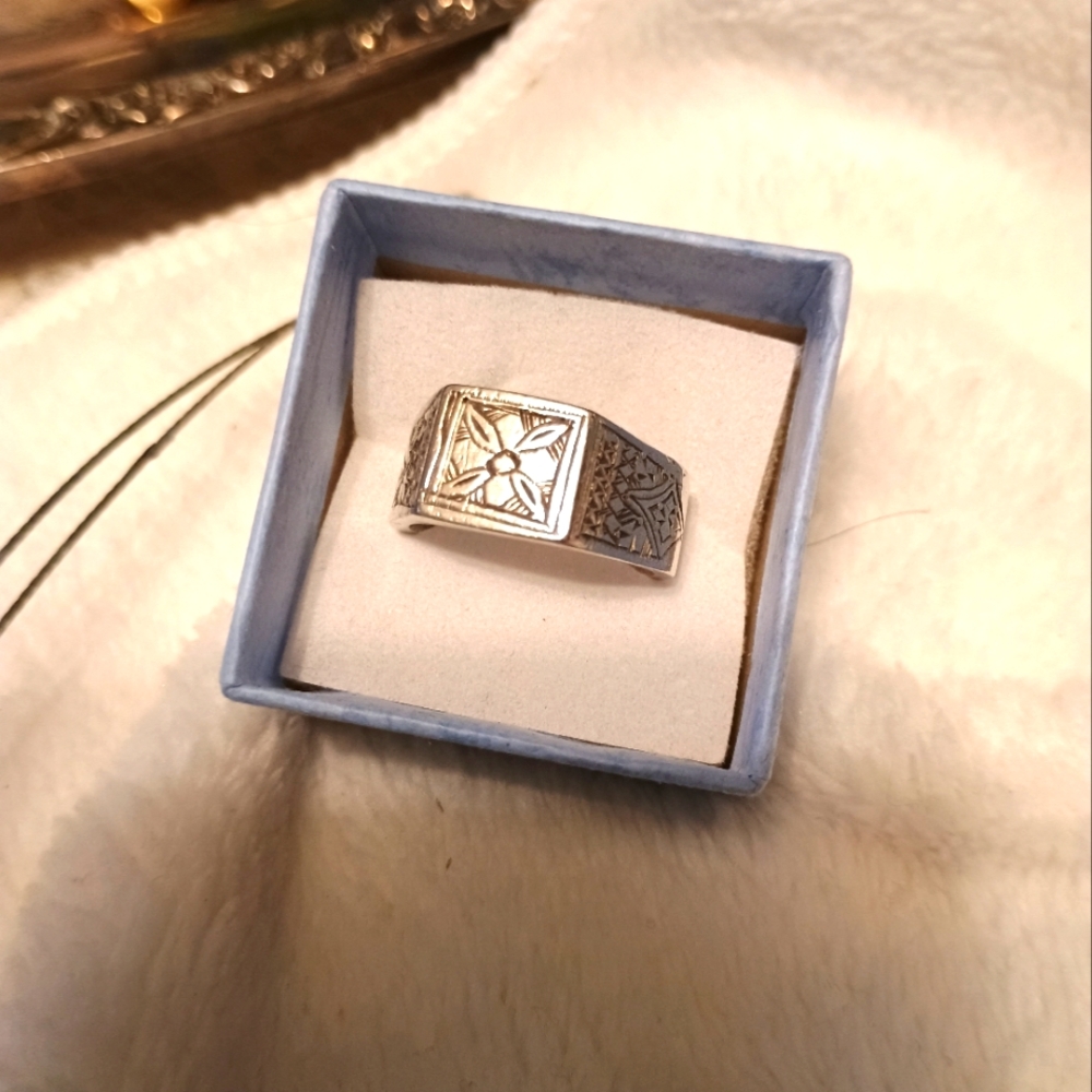 🧚💘Celtic Ring w/Sterling Silver inlay Floral Motif.